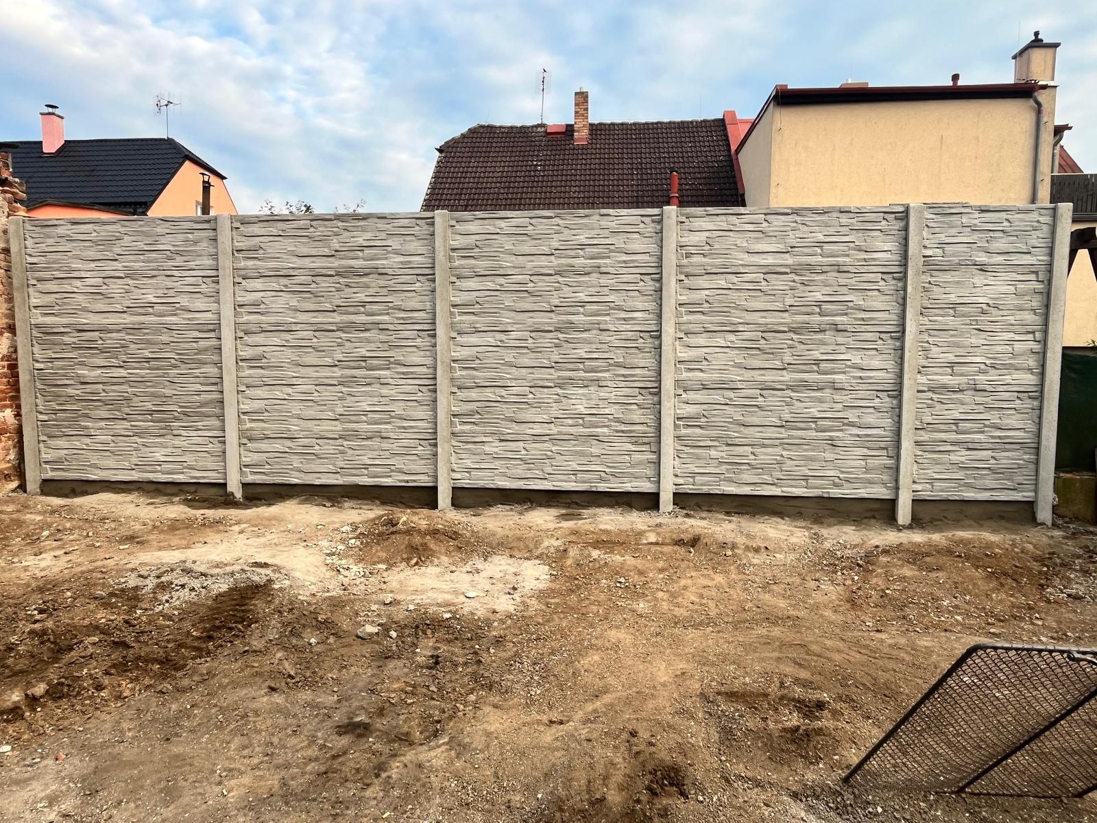 Hotový betonový plot